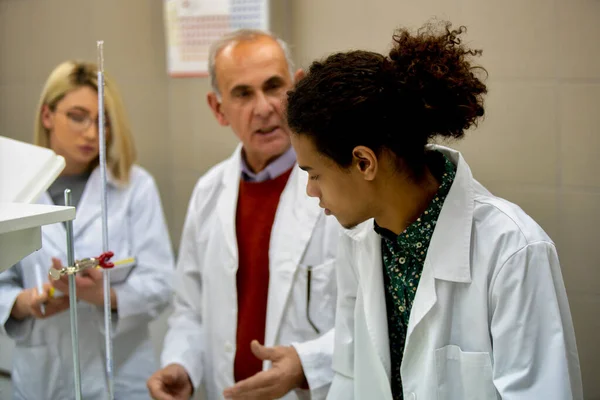 Estudantes Laboratório Multicultural Que Trabalham Laboratório Com Tubo Ensaio — Fotografia de Stock