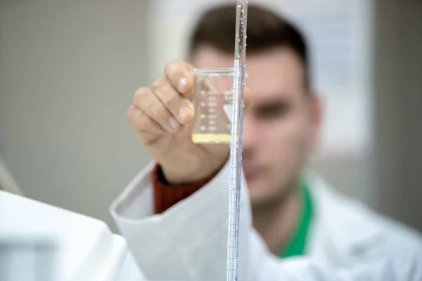 Estudantes Laboratório Multicultural Que Trabalham Laboratório Com Tubo Ensaio — Fotografia de Stock