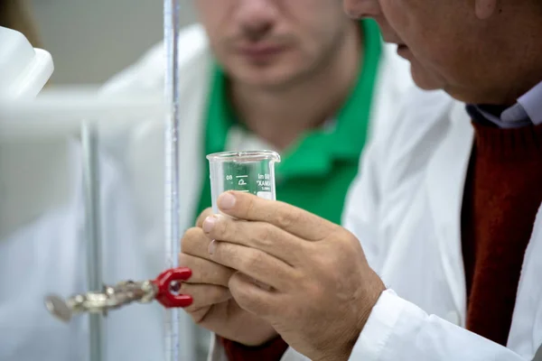 Studenti Laboratorio Multicurturali Che Lavorano Laboratorio Con Provetta — Foto Stock