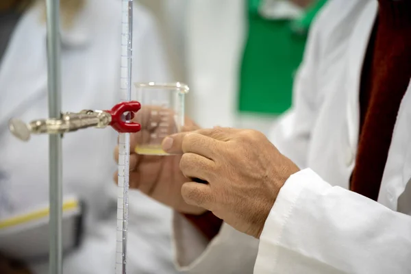 Studenti Laboratorio Multicurturali Che Lavorano Laboratorio Con Provetta — Foto Stock