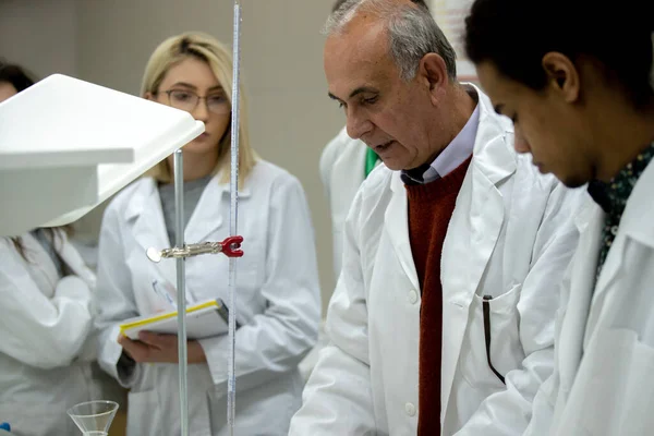 Estudantes Laboratório Multicultural Que Trabalham Laboratório Com Tubo Ensaio — Fotografia de Stock