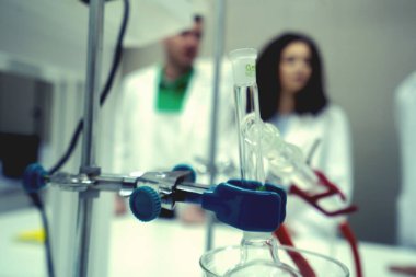 Laboratuvarda deney tüpüyle çalışan çok kültürlü bilim adamları.