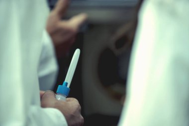 Laboratuvarda deney tüpüyle çalışan çok kültürlü bilim adamları.