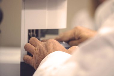Laboratuvarda deney tüpüyle çalışan çok kültürlü bilim adamları.