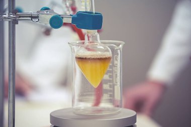 Laboratuvarda deney tüpüyle çalışan çok kültürlü bilim adamları.