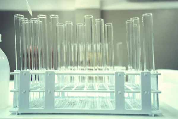 시험관으로 실험실에서 일하는 다세포 실험실 과학자들 — 스톡 사진