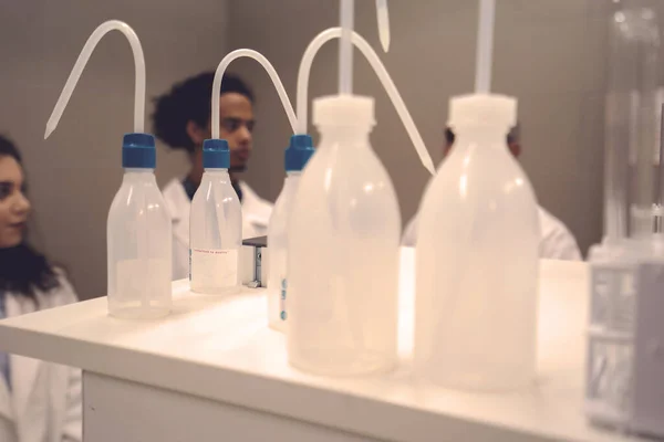 Studenten Der Multikulturellen Laboratoriumswissenschaften Arbeiten Labor Mit Reagenzglas — Stockfoto