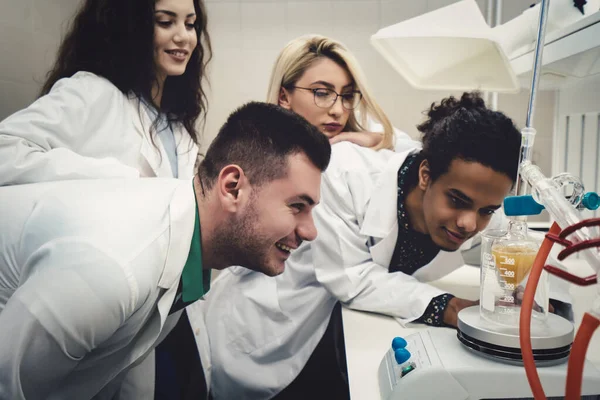 Multicurtural Laboratorní Vědec Studenti Pracující Laboratoři Zkumavkou — Stock fotografie