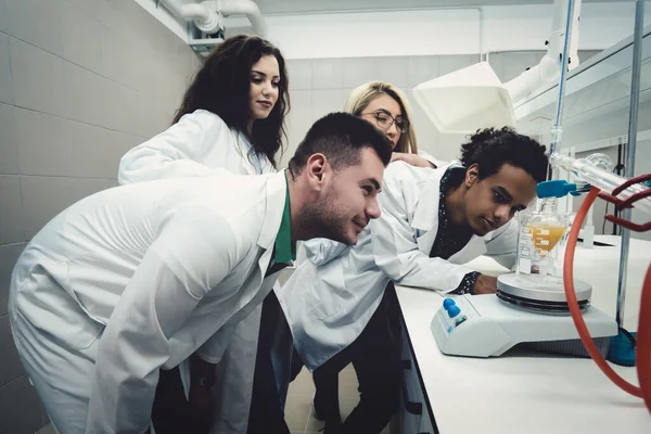 Estudantes Laboratório Multicultural Que Trabalham Laboratório Com Tubo Ensaio — Fotografia de Stock