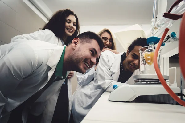 시험관으로 실험실에서 일하는 다세포 실험실 과학자들 — 스톡 사진
