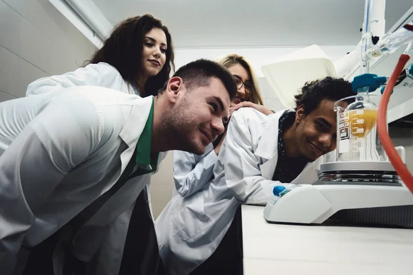 Estudantes Laboratório Multicultural Que Trabalham Laboratório Com Tubo Ensaio — Fotografia de Stock