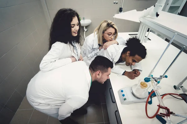 Estudantes Laboratório Multicultural Que Trabalham Laboratório Com Tubo Ensaio — Fotografia de Stock