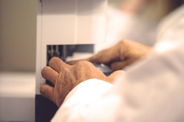 Laboratuvarda deney tüpüyle çalışan çok kültürlü bilim adamları.