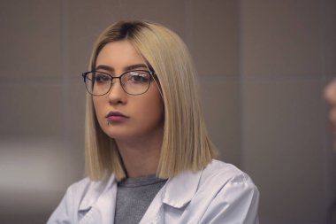 Laboratuvarda deney tüpüyle çalışan çok kültürlü bilim adamları.