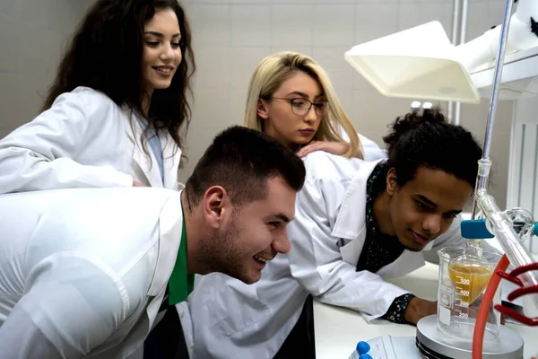 Estudantes Laboratório Multicultural Que Trabalham Laboratório Com Tubo Ensaio — Fotografia de Stock