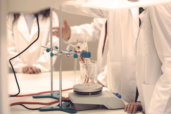 Estudantes Laboratório Multicultural Que Trabalham Laboratório Com Tubo Ensaio — Fotografia de Stock