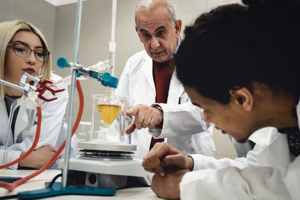 Estudantes Laboratório Multicultural Que Trabalham Laboratório Com Tubo Ensaio — Fotografia de Stock