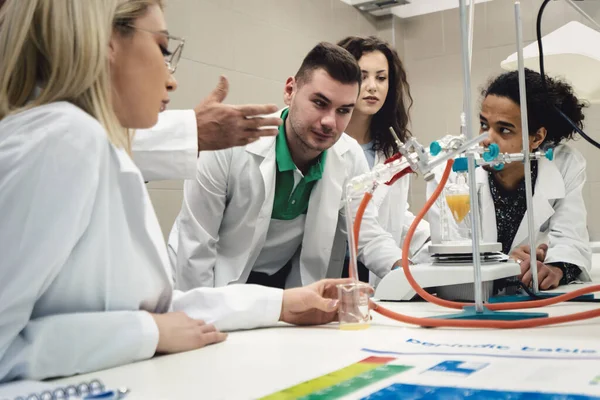 Estudantes Laboratório Multicultural Que Trabalham Laboratório Com Tubo Ensaio — Fotografia de Stock