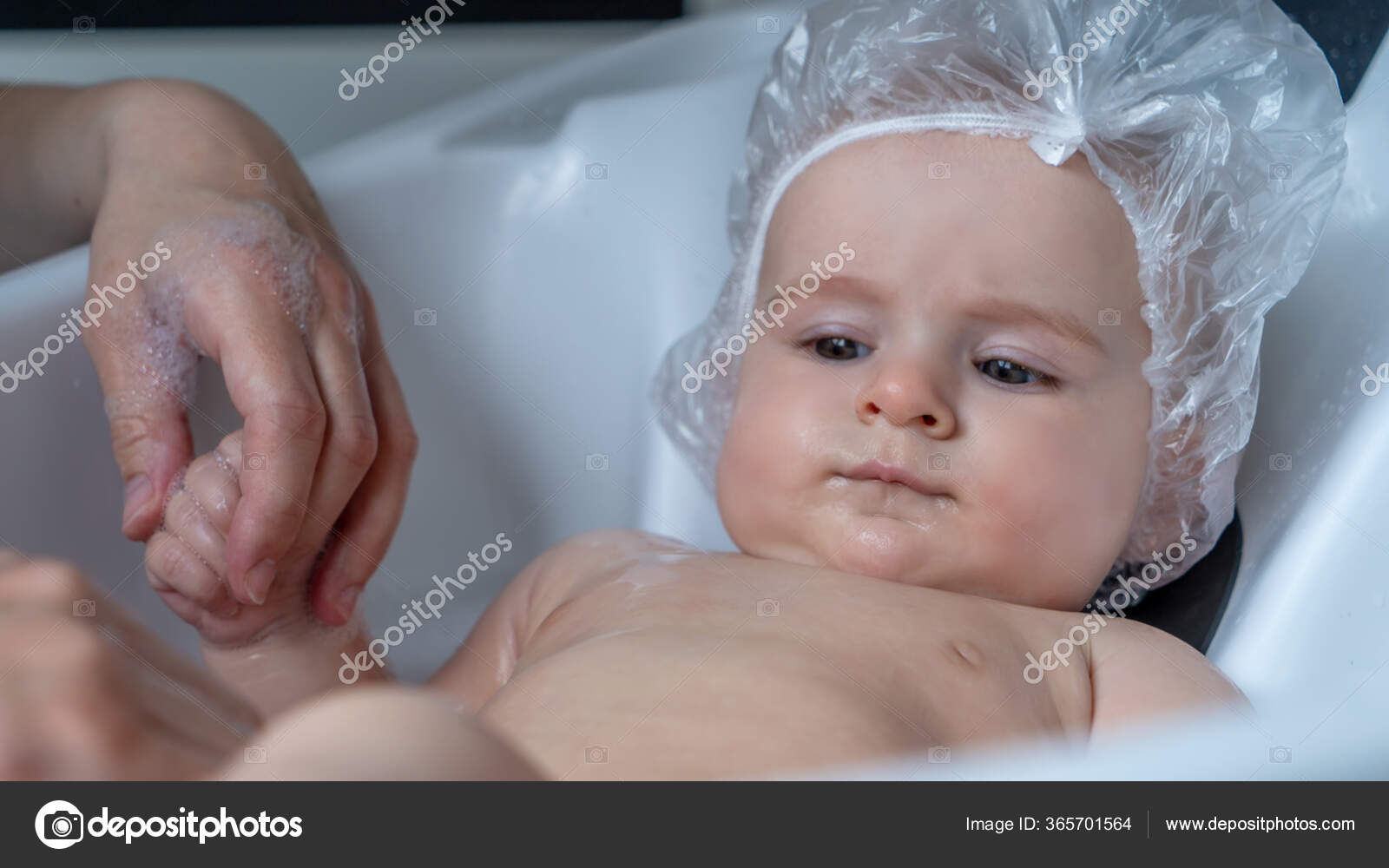 Baby Girl Bathes Bath Foam Soap Bubbles Unrecognizable Mother Bathing ...