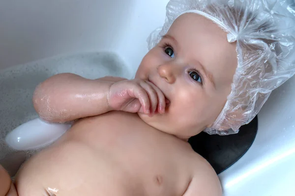 Una Bambina Bagna Bagno Con Schiuma Bolle Sapone Irriconoscibile Madre — Foto Stock
