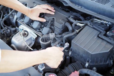 Motor mühendisi arabayı kontrol ediyor ve tamir ediyor. Bölge dışı bakım hizmetleri