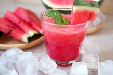 Soğuk ve taze karpuz püresi