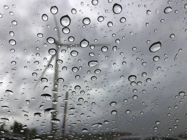 Regen Auf Der Autoscheibe Draußen Ist Ein Blick Auf Die — Stockfoto