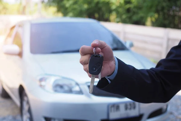 Der Autoverkäufer Und Der Schlüssel Zum Neuen Besitzer — Stockfoto