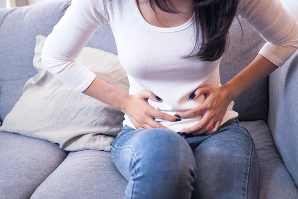Mujer Enferma Tiene Dolor Estómago Severo Sentado Sofá Concepto Gastritis —  Fotos de Stock