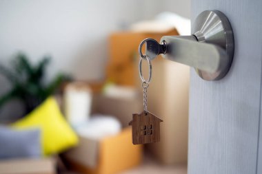 Yeni bir evin kilidini açmanın anahtarı kapıya takılı.. 