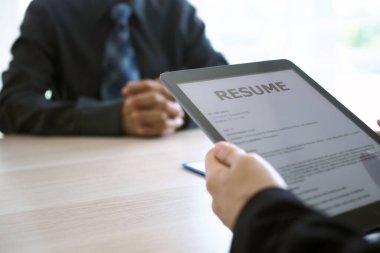 Yöneticiler özgeçmişi tabletle görüşüyor ve izliyorlar. Röportajdan önce yazma tavsiyelerine, başvuru niteliklerine, görüşme becerilerine ve hazırlıklara odaklanın.