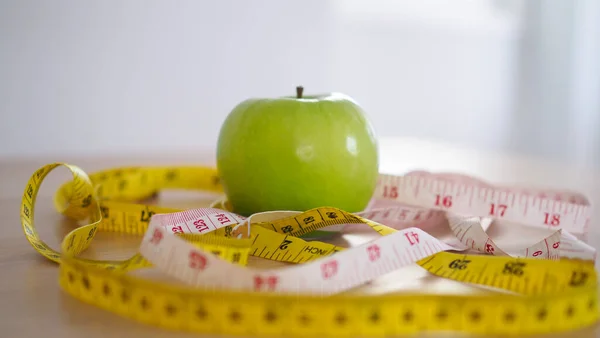 Ruban Mesurer Autour Pomme Verte Manger Pour Une Bonne Santé — Photo