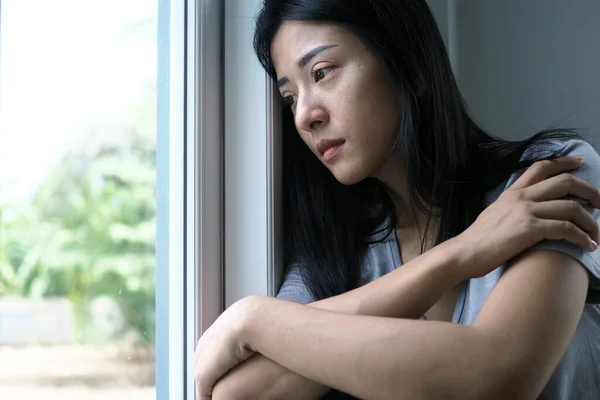 Asiatin Die Haus Sitzt Und Aus Dem Fenster Schaut Frau — Stockfoto