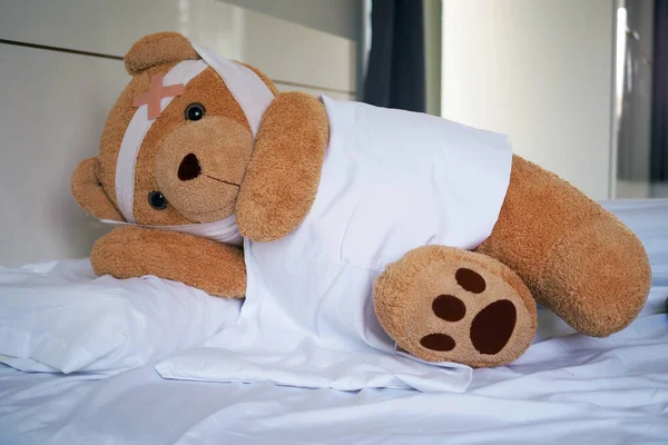 Teddy Beer Ligt Ziek Bed Met Een Hoofdband Een Doek — Stockfoto