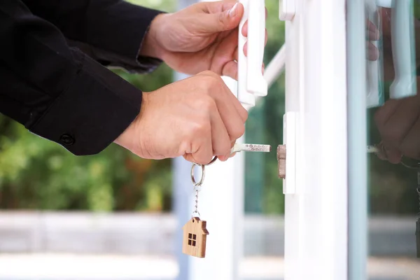 Propriétaire Déverrouille Clé Maison Pour Nouvelle Maison — Photo