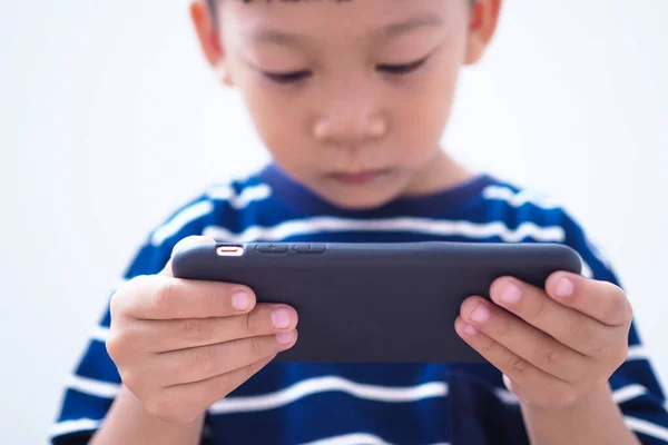 Crianças Asiáticas Era Das Redes Sociais Que Concentram Telefones Tablets — Fotografia de Stock