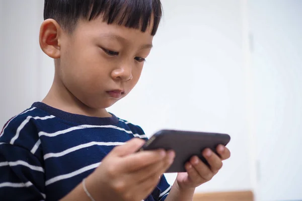 Crianças Asiáticas Era Das Redes Sociais Que Concentram Telefones Tablets — Fotografia de Stock