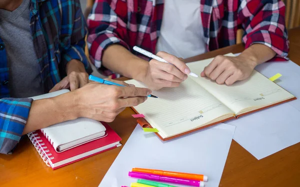 Los Estudiantes Están Aprendiendo Haciendo Deberes Juntos — Foto de Stock