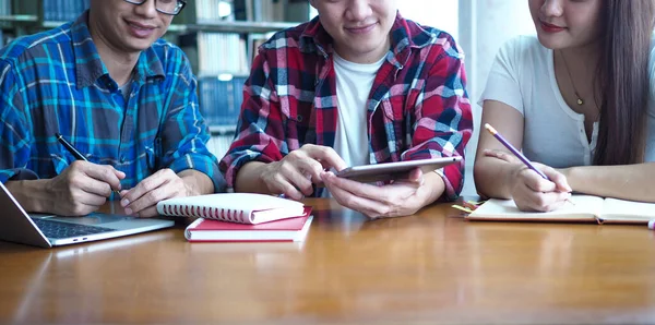 Grupy Studenckie Przeglądają Informacje Książkach Laptopach Chęć Wspólnego Studiowania — Zdjęcie stockowe