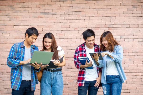 Een Groep Vrolijke Vrolijke Tieners Keek Met Plezier Naar Informatie — Stockfoto