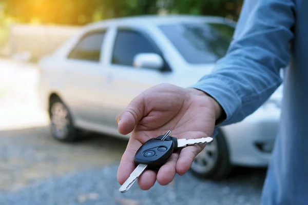 Der Autobesitzer Hält Dem Käufer Die Autoschlüssel Hin Gebrauchtwagenverkauf — Stockfoto