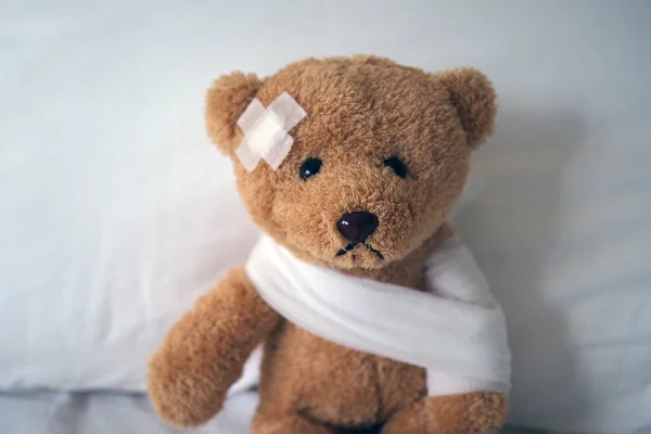 Сумна Лялька Ведмедя Лежить Хворий Ліжку Раною Голові Пов Язкою — стокове фото