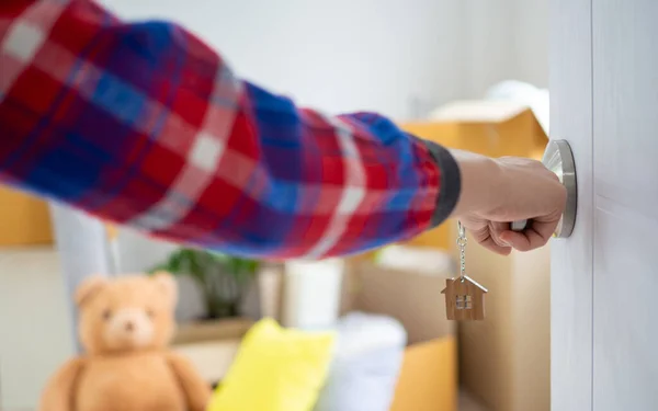 Nouveau Propriétaire Ouvre Porte Chambre Intérieur Pièce Des Effets Personnels — Photo