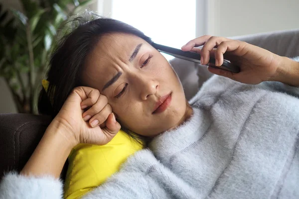 Mujer Enferma Acostada Sofá Tenía Expresión Facial Ansiosa Decepción Tristeza — Foto de Stock