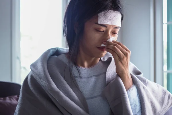 Las Mujeres Asiáticas Tienen Fiebre Alta Secreción Nasal Concepto Enfermos — Foto de Stock