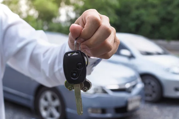 Der Autobesitzer Hält Dem Käufer Die Autoschlüssel Hin Gebrauchtwagenverkauf — Stockfoto