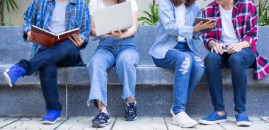 Öğrenci grupları bilgileri kitaplar ve dizüstü bilgisayarlarda görüyorlar. Birlikte okumak istiyorum.