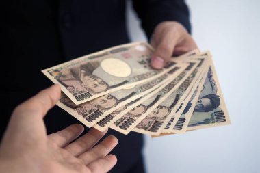 İş adamları çalışanlara Japon banknotları gönderiyor.
