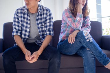 Aşıklar üzgün bir şekilde oturur, kavga ettikten sonra konuşmazlar, inatçı bencil koca kanepede oturur mutsuz genç eşler kötü bir ilişkiden bıkar, aşk problemlerinden sıkılır..