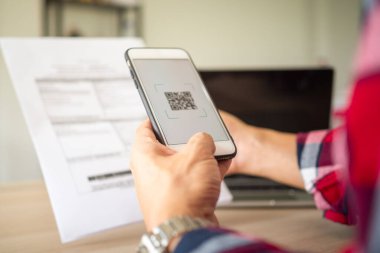 Erkekler yıllık hayat sigortası parasını akıllı telefon ile banka başvurularıyla ödüyorlar..